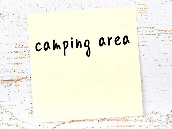 关于露营区的提示概念 木制墙壁上印有题词的黄色粘贴纸 — 图库照片