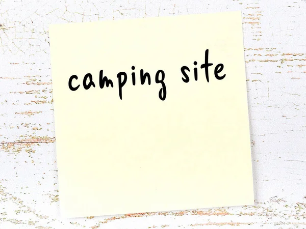 Nota Adhesiva Amarilla Pared Madera Con Inscripción Manuscrita Camping Sitio —  Fotos de Stock