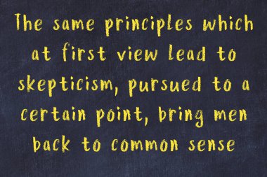 Siyah tahta üzerine akıllı alıntıların el yazması tebeşir yazısı