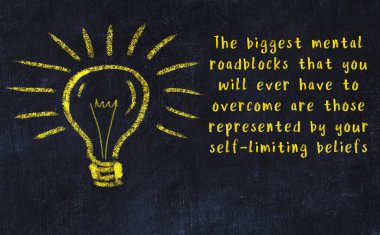 Bilgece bir alıntı ve siyah karatahtaya bir ampul çizimi