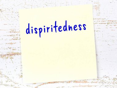 Tahta duvardaki sarı yapışkan notta el yazısıyla yazılmış hoşnutsuzluk var.