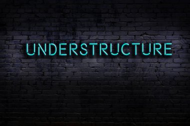 Geceleri duvarda neon levhası var. Yazı alt yapısı