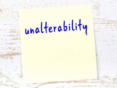 Tahta duvardaki sarı yapışkan notta elle yazılmış yazılar değiştirilemez.