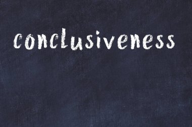 Tebeşir el yazısıyla yazılmış sonuç siyah masada.