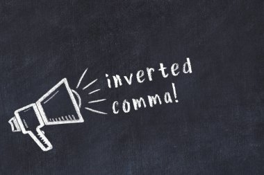 Hoparlör çizimi ve yazıt ters virgül olan siyah karatahta