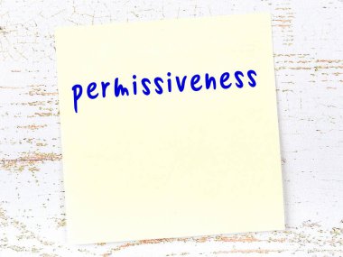 Tahta duvardaki sarı yapışkan notta el yazısıyla yazılmış izin belgesi var.