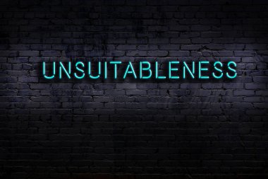 Geceleri duvarda neon levhası var. Yazıtın uygunsuzluğu