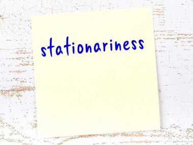 Durağanlıkla ilgili hatırlatma kavramı. Tahta duvarda üzerinde yazı olan sarı yapışkan kağıt.