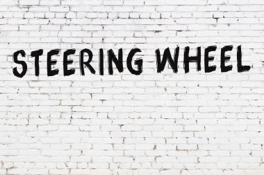 Yazılı direksiyon beyaz duvara siyah boya ile yazılmış..