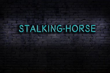 Geceleri duvarda neon levhası var. Yazı, takip atı.