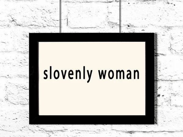 白色砖墙上挂着黑色木制边框 上面刻着俗不可耐的女人 — 图库照片
