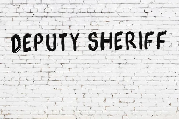 Надпись Заместителя Шерифа Написана Черной Краской Стене Белого Кирпича — стоковое фото