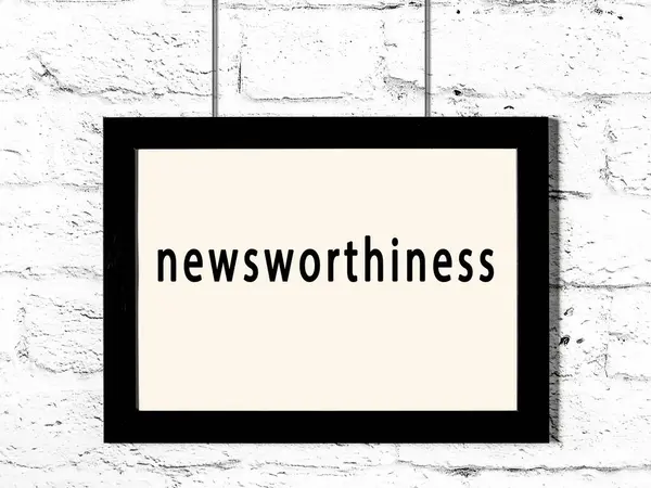 Black Wooden Frame Inscription Newsworthiness Hanging White Brick Wall — Stock Photo, Image