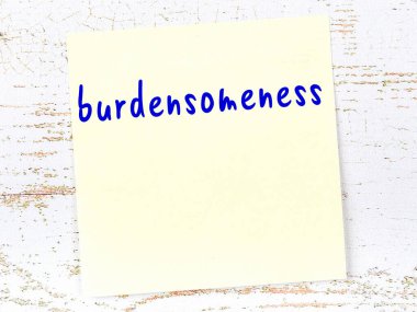 Yükümlülüğü hatırlatma kavramı. Tahta duvarda üzerinde yazı olan sarı yapışkan kağıt.