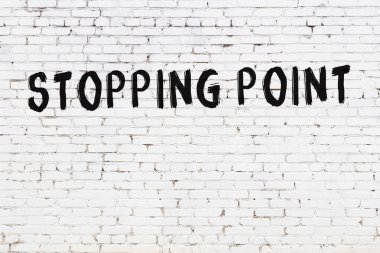 Yazıt durdurma noktası beyaz tuğla duvara siyah boya ile yazılmış..