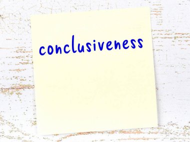 Sonuçları hatırlatma kavramı. Tahta duvarda üzerinde yazı olan sarı yapışkan kağıt.