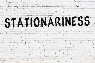 Siyah boyayla el yazısıyla yazılmış beyaz tuğlalı duvar.