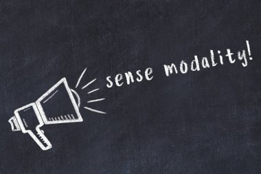 Hoparlörlerin tebeşir çizimi ve siyah masa üzerindeki el yazması yazması duyu modülü