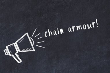 Hoparlörün tebeşir çizimi ve siyah masanın üzerine el yazısıyla yazılmış zincir zırh.