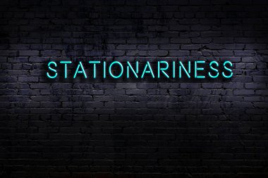 Geceleri duvarda neon levhası var. Yazı karakteri