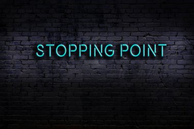 Geceleri duvarda neon levhası var. Yazı durdurma noktası