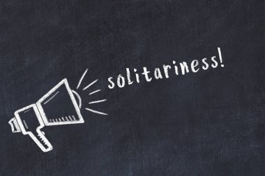 Hoparlör çizimi ve yazıt yalnızlığı olan siyah karatahta.