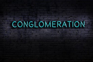 Tuğla duvara karşı yazıtların olduğu neon tabela. Gece görünümü