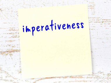 Tahta duvardaki sarı yapışkan notta el yazısı yazması zorunluluk var.