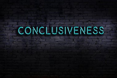 Geceleri duvarda neon levhası var. Yazı kesinliği