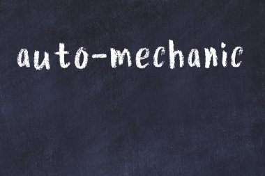 Tebeşir el yazısıyla yazılmış siyah masanın üzerinde oto-tamirci.