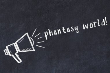 Hoparlörlerin tebeşir çizimi ve siyah masanın üzerine el yazısıyla yazılmış fantezi dünyası.