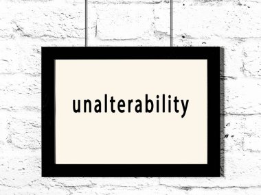 Siyah ahşap çerçeve beyaz tuğla duvarda asılı. 