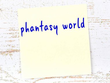 Hayal dünyasını hatırlatma kavramı. Tahta duvarda üzerinde yazı olan sarı yapışkan kağıt.