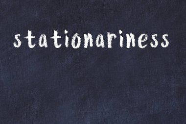 Üzerinde el yazısı olan bir kolej tahtası.