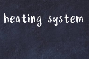 Siyah masadaki tebeşir elle yazılmış ısıtma sistemi