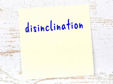 Gönülsüzlüğü hatırlatma kavramı. Tahta duvarda üzerinde yazı olan sarı yapışkan kağıt.