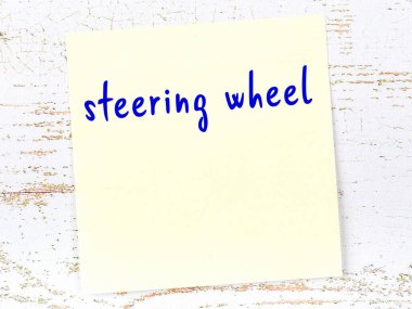 Direksiyon hakkında hatırlatma kavramı. Tahta duvarda üzerinde yazı olan sarı yapışkan kağıt.