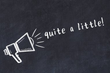 Üzerinde hoparlör ve yazı olan siyah karatahta.