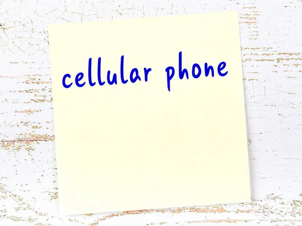 Tahta Duvarda Yazısıyla Yazılmış Cep Telefonuyla Sarı Yapışkan Bir Var — Stok fotoğraf