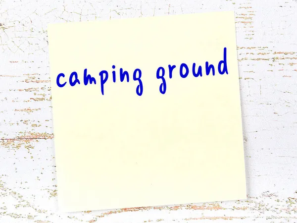Note Collante Jaune Sur Mur Bois Avec Inscription Manuscrite Camping — Photo