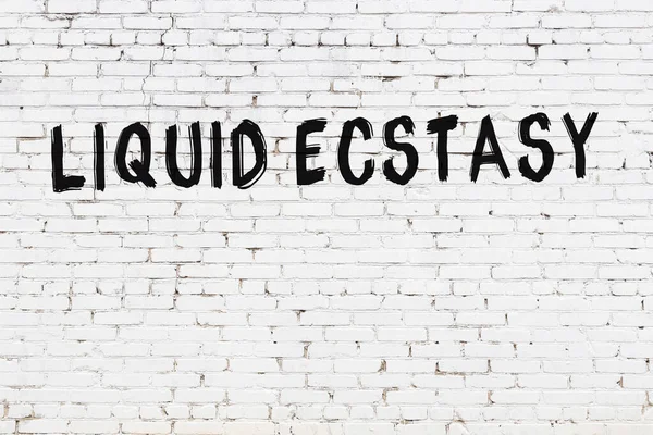 Iscrizione Ecstasy Liquido Scritto Con Vernice Nera Parete Mattoni Bianchi — Foto Stock