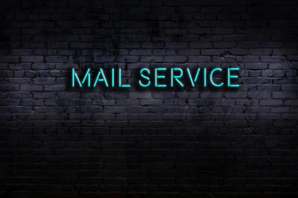 在砖墙上贴上霓虹灯 并附有题词邮件服务 — 图库照片