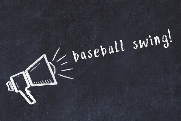 スピーカーと碑文野球スイングの図面と黒の黒板 — ストック写真