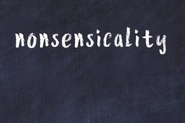 Tebeşir el yazısıyla yazılmış bir yazı. Siyah masa üzerindeki saçmalıklar.