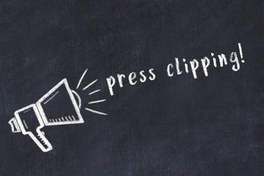 Hoparlör çizimi ve yazıt baskı kupürü olan siyah karatahta