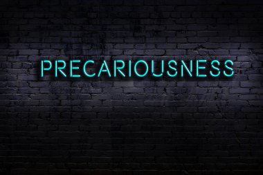 Geceleri duvarda neon levhası var. Yazı güvensizliği