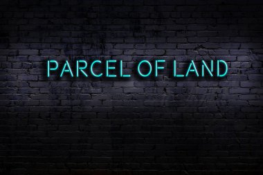 Geceleri duvarda neon levhası var. Arazi parseli