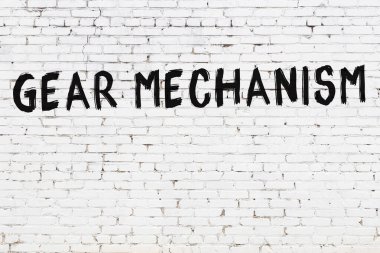 Siyah boyayla el yazısıyla yazılmış beyaz tuğla duvar.