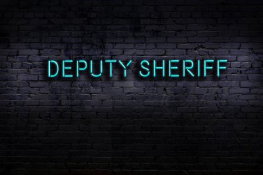 Geceleri duvarda neon levhası var. Yazıt şerif yardımcısı.