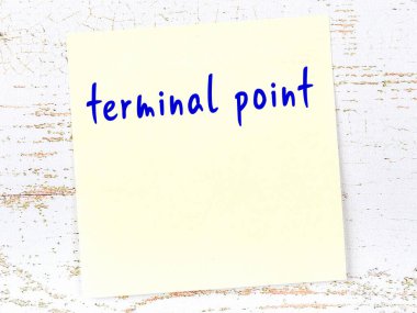 Uçbirim noktasını hatırlatma kavramı. Tahta duvarda üzerinde yazı olan sarı yapışkan kağıt.